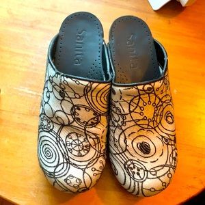 Sanita clogs, perfect for fall/winter! Barely worn, Boucle clogs. Size 9/39.